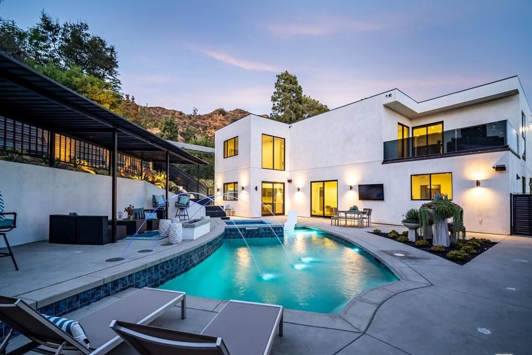 Canyon Lake Dr, 90068