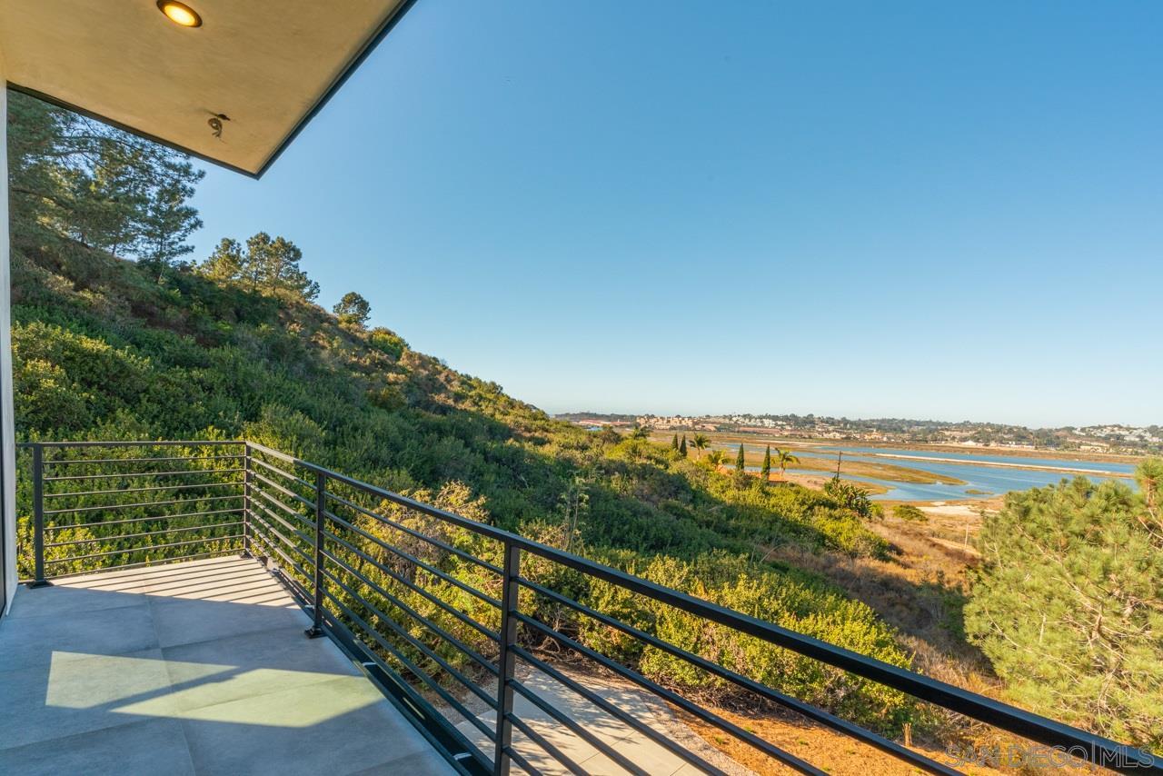 2829 Racetrack View Dr