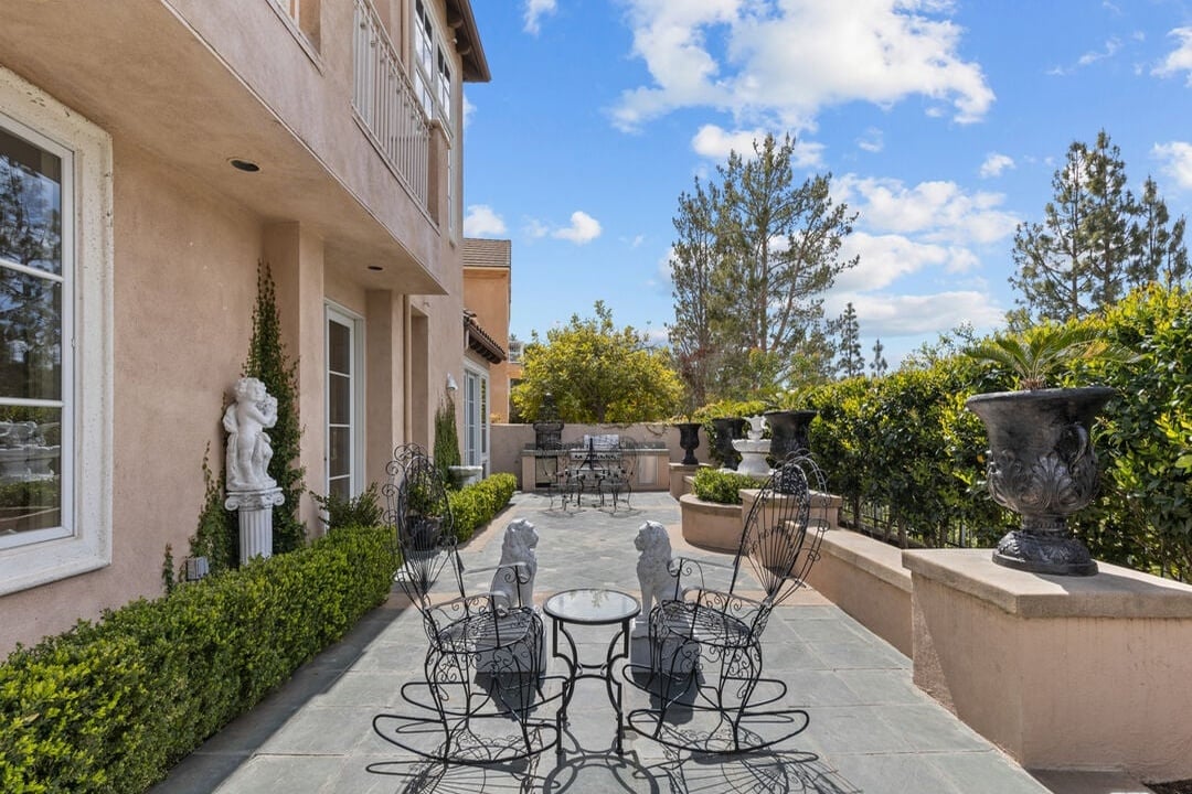 Buckingham Ln, 90077