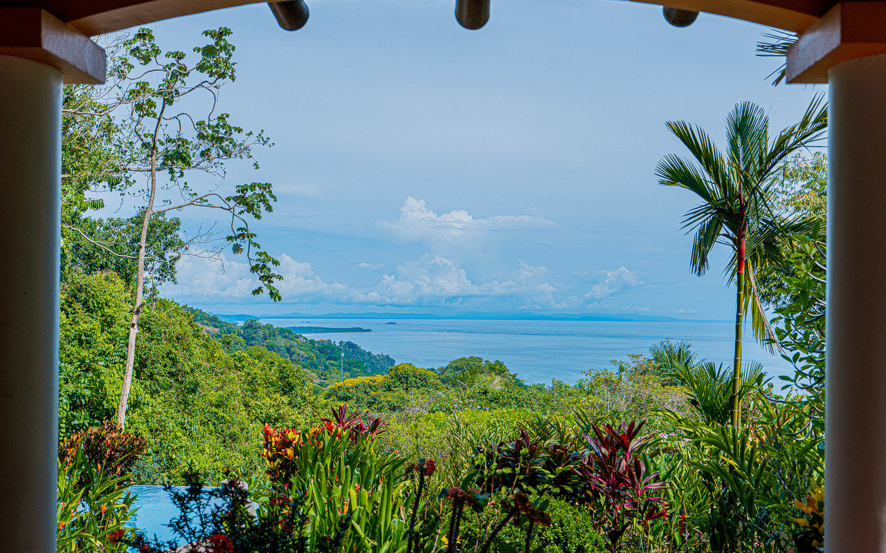 WHALE’S TAIL OCEAN VIEW ESTATE WITH EXTRA LOT 