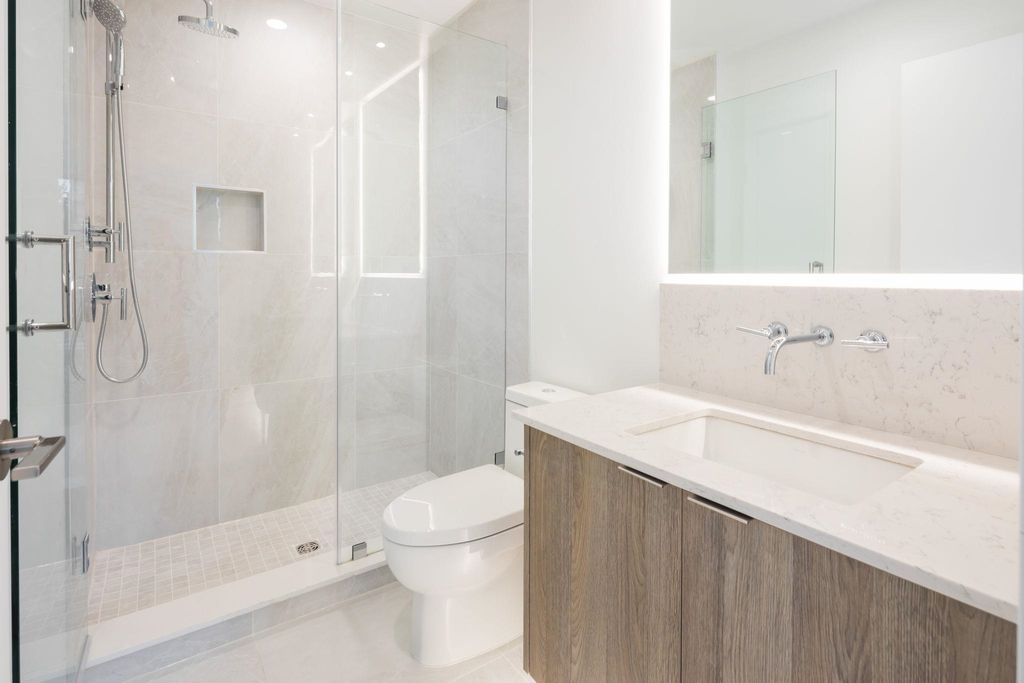 7638 Cambie St, #206