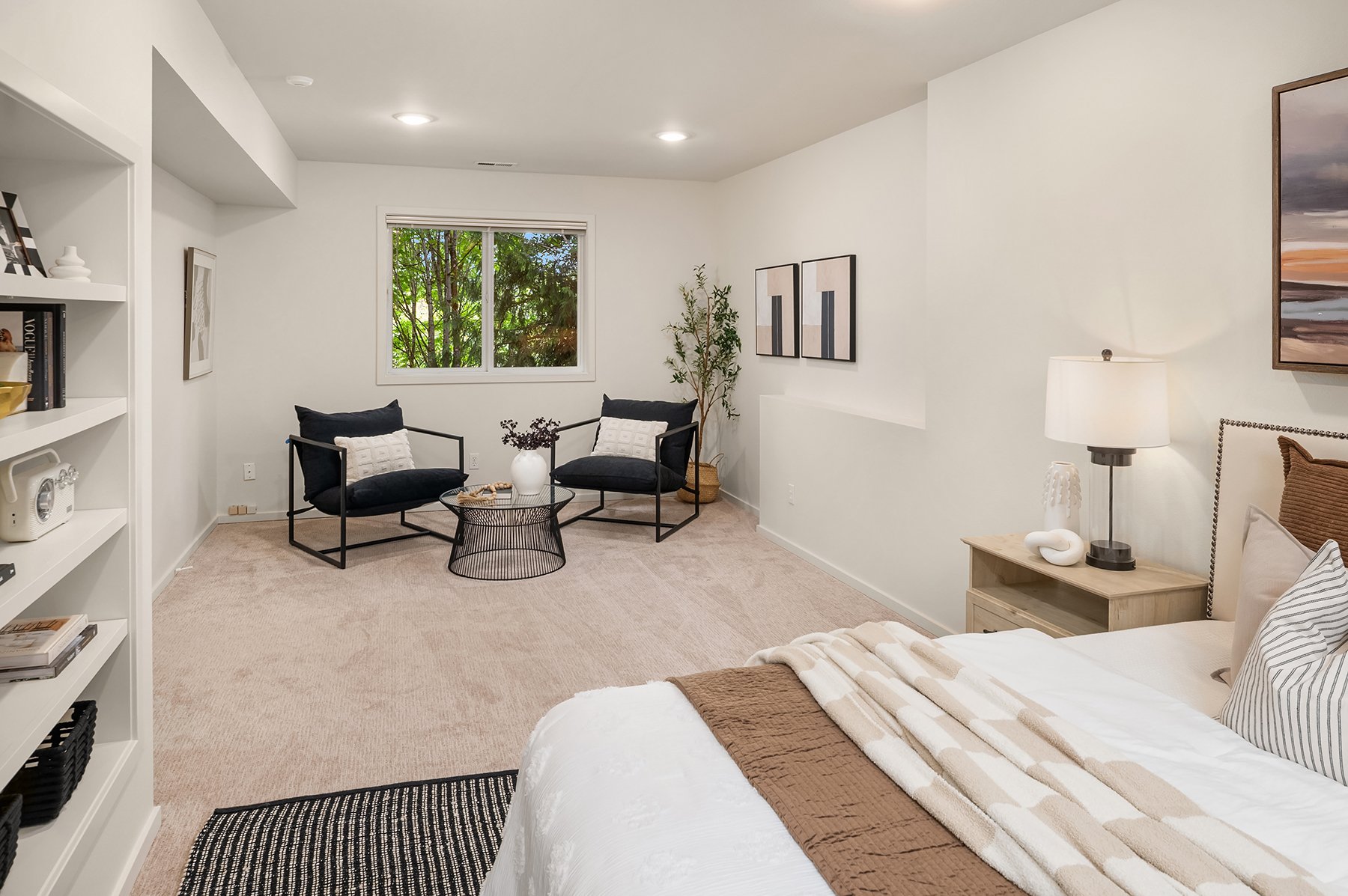 Quiet Elegance in Kirkland: Ideal Location & Natural Beauty
