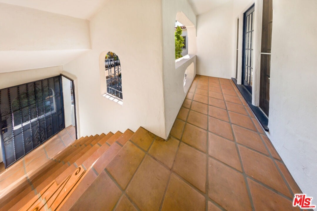 1131 S La Peer Dr