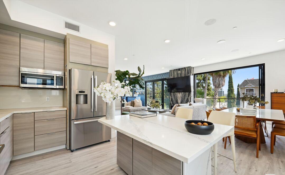137 N Doheny Dr