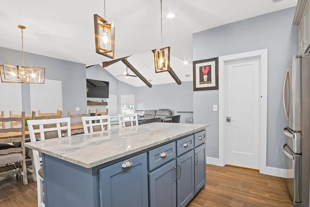 112 Dolphin Ct