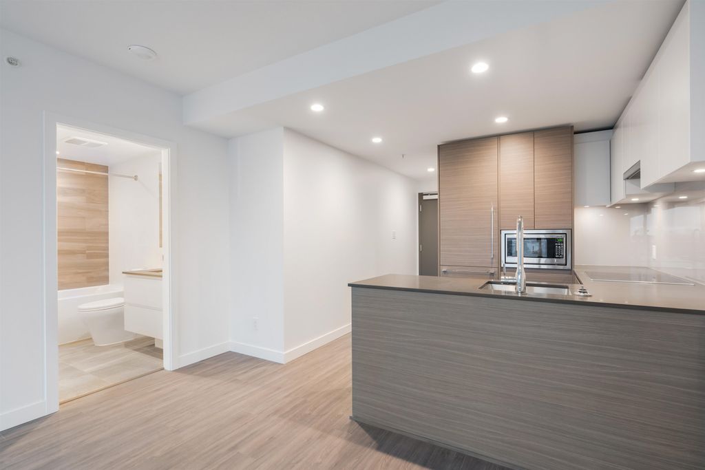 13615 Fraser Hwy, #402
