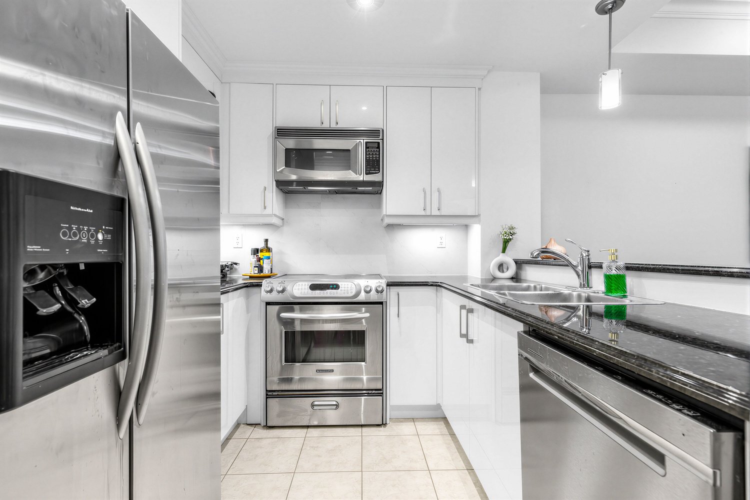 Leased: Beautifully Appointed 1-Bedroom Suite