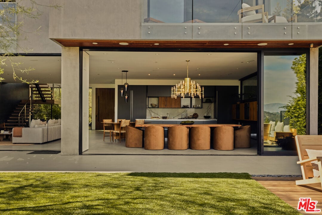 Aria Vista, Stradella Rd, 90077