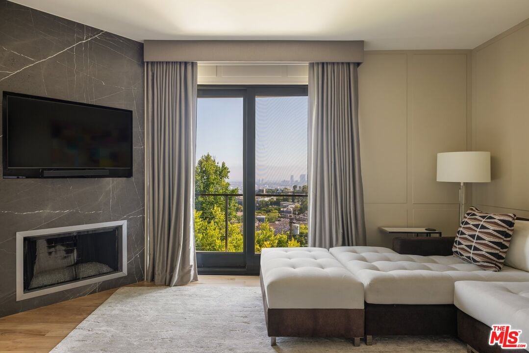 Aria Manor, Sunset Plaza Dr, 90069