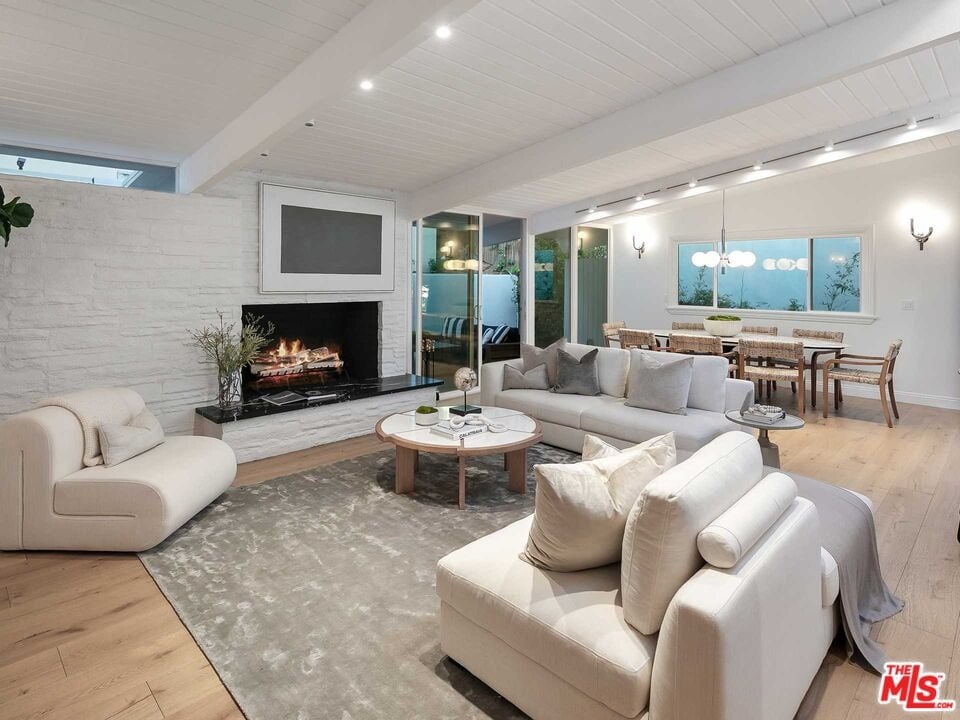 218 N Bundy Dr