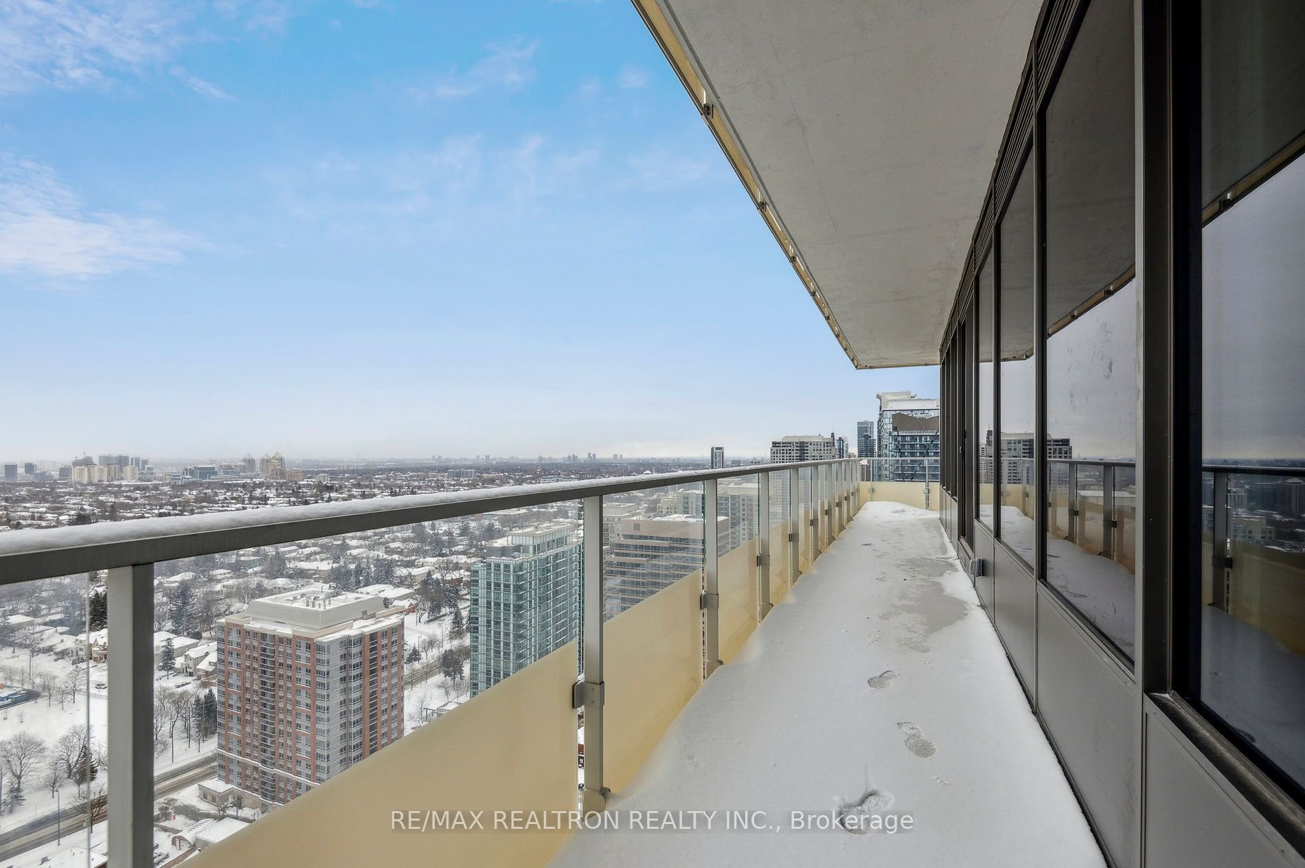 STUNNING, AIRY PENTHOUSE