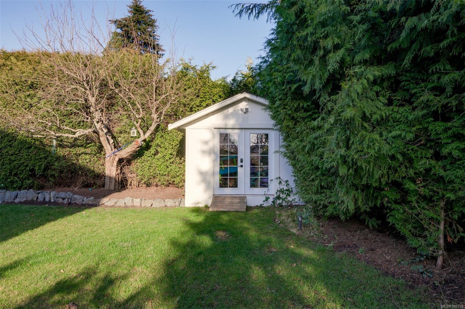 3880 Cadboro Bay Rd
