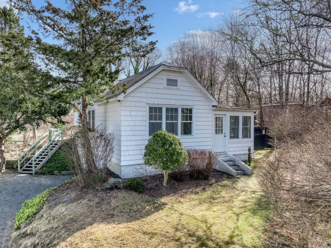 Charming Southampton Cottage Near Little Fresh Pond