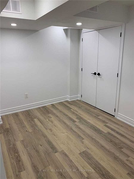 291 Brighton Ave Unit: Lower