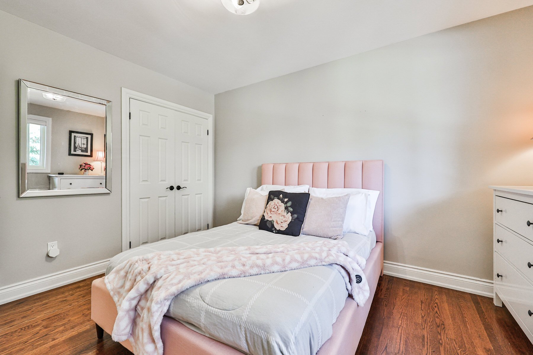 1276 Greenoaks Drive
