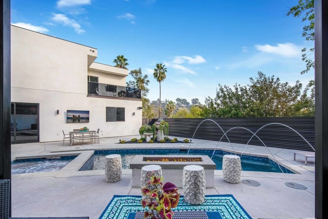 Canyon Lake Dr, 90068