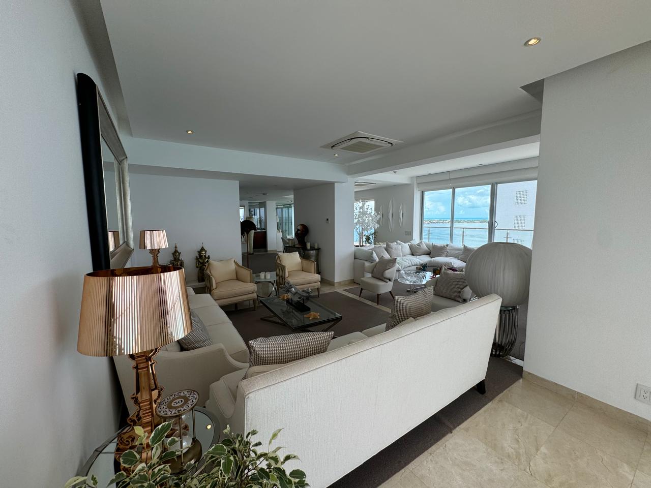 Live the Coastal Dream: Luxurious Oceanview Apartment in Cancun's Premier Hotel Zone!