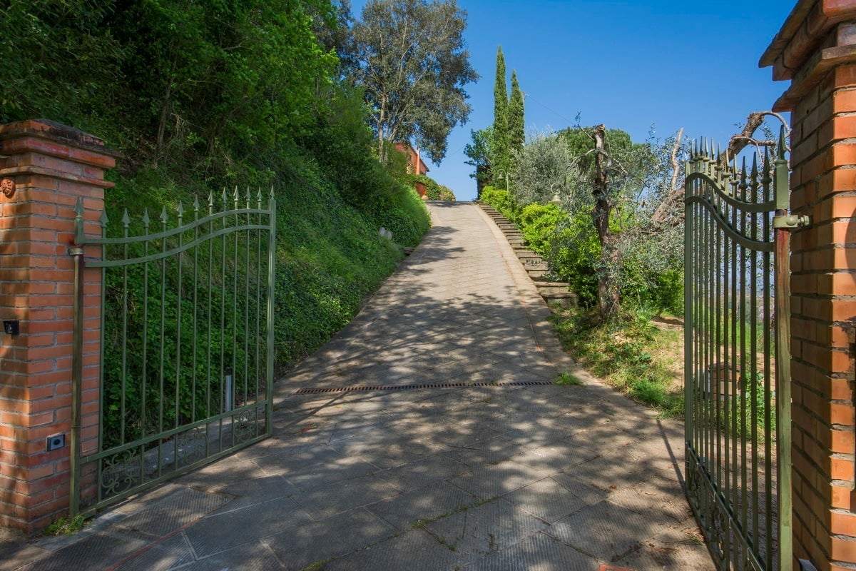 Villa In The Tuscan Hills