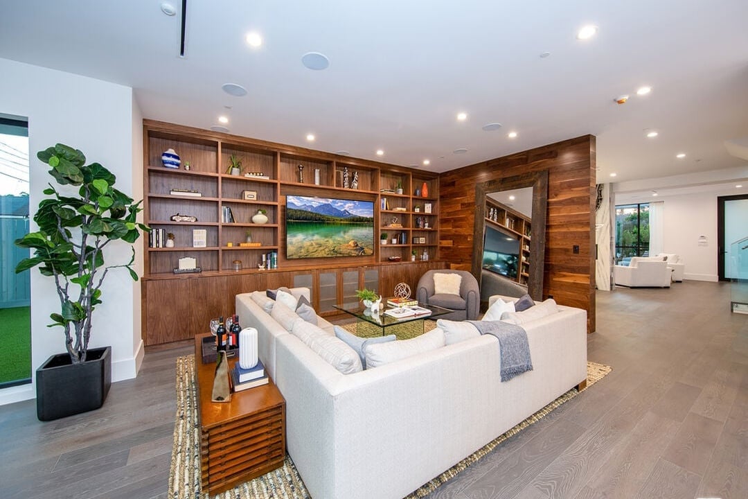 S Sherbourne Dr, 90035