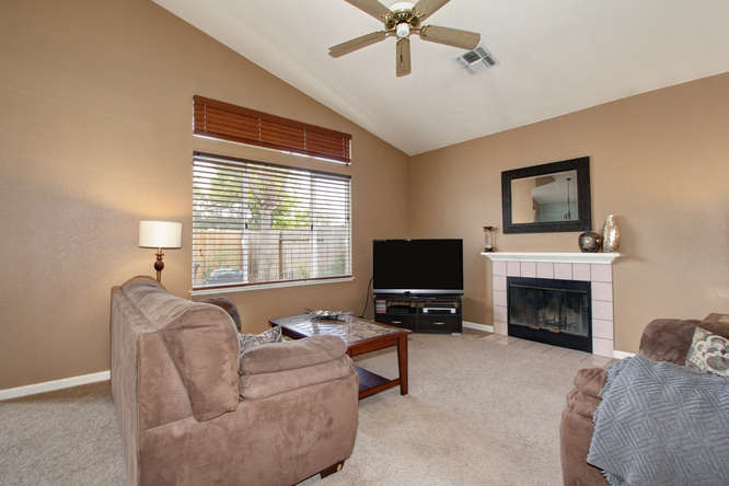 Just Listed! Well Maintained Home in Roseville!