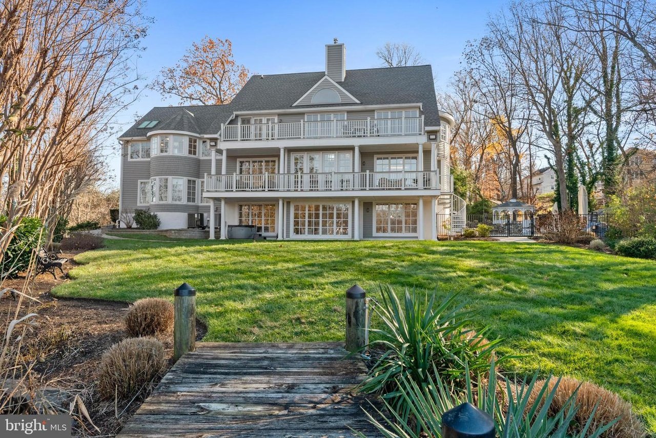 302 Holly Rd