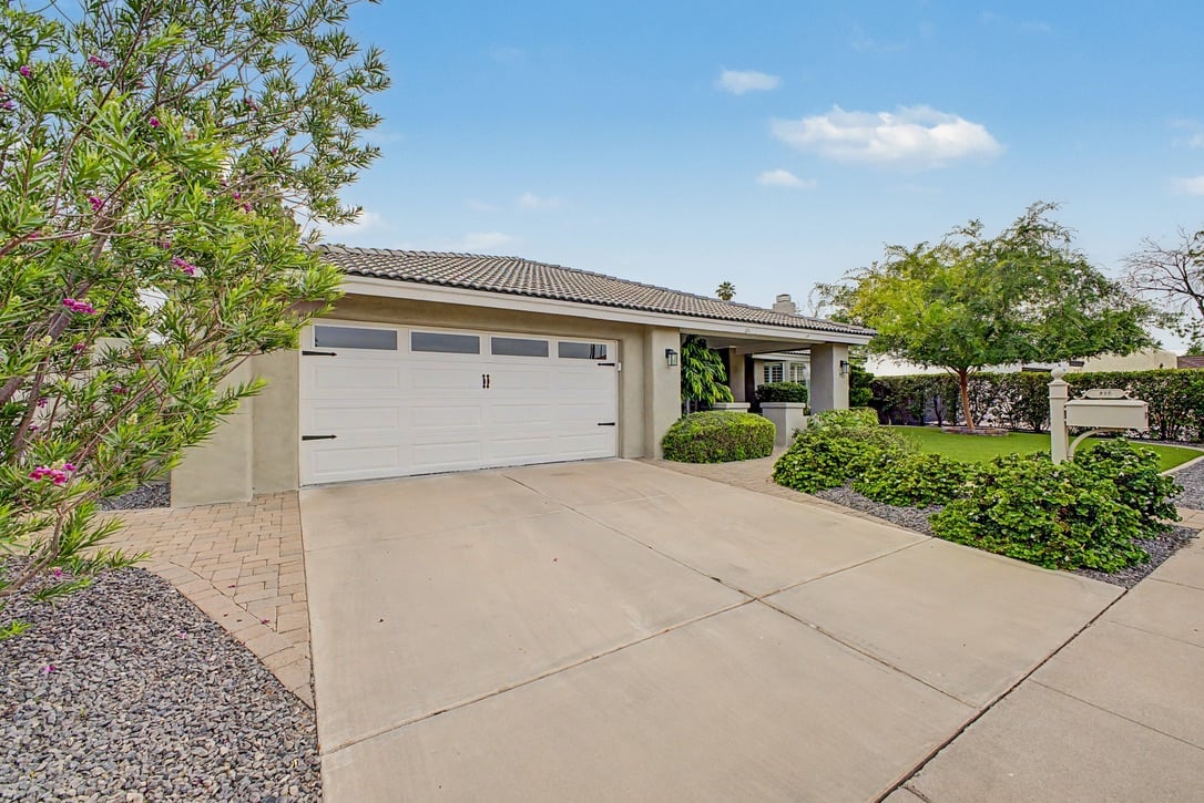 955 E Eveningstar Ln
