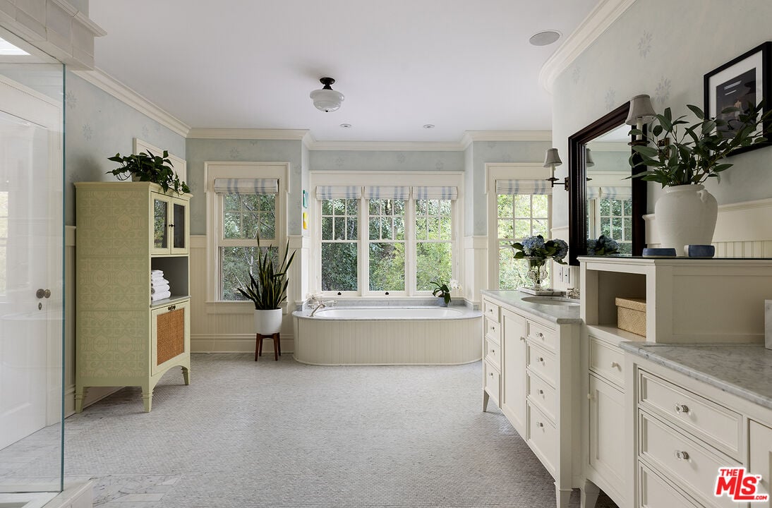 Mandeville Canyon Rd, 90049