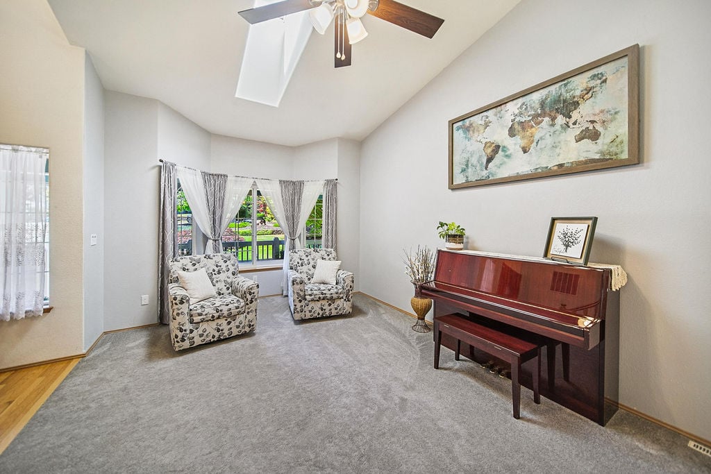 2147 Dunrobin Lane E