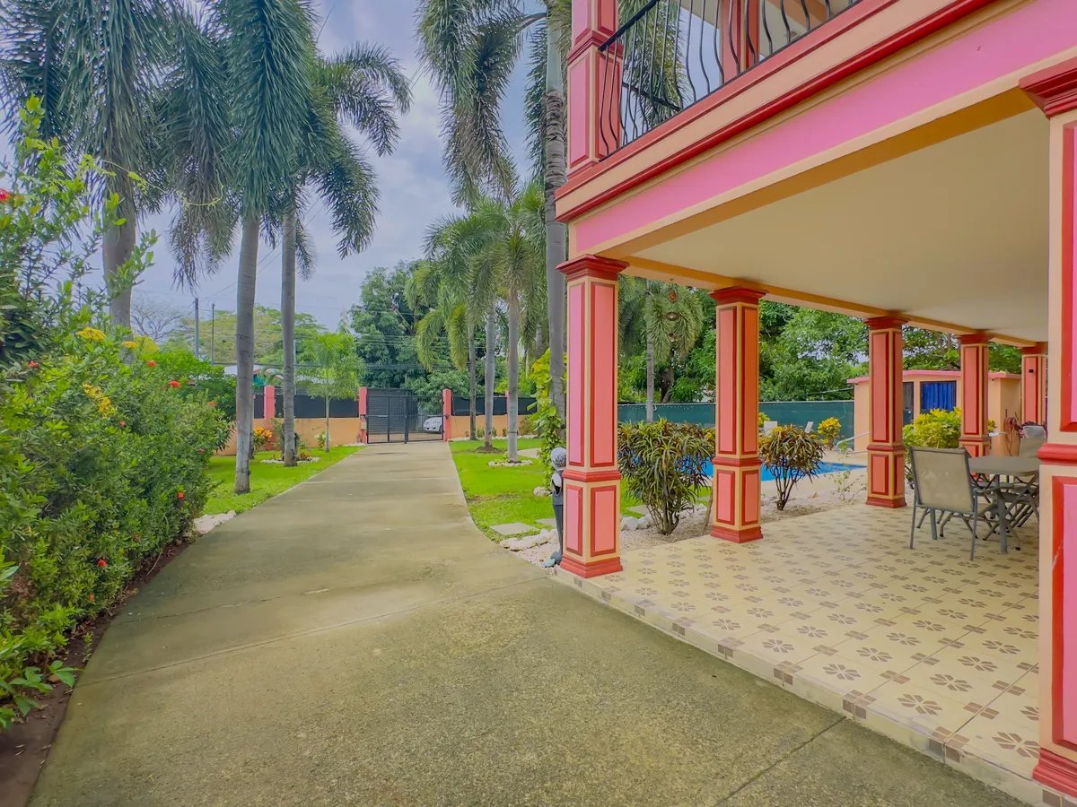Spacious Living Near Town and Beach