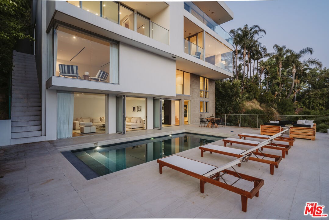 Nova Estate, Sunset Plaza Dr, 90069