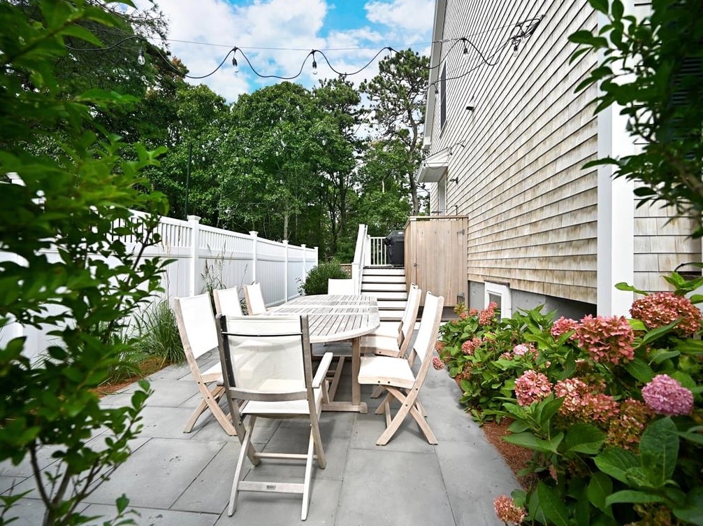 70 Curtis Ln