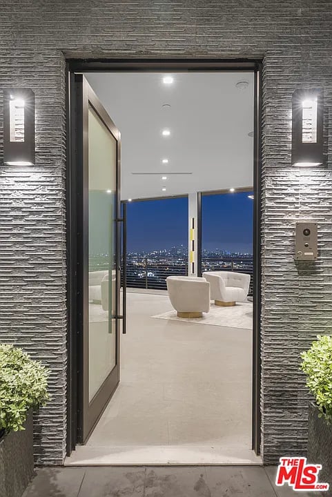 8130 W Laurel View Dr