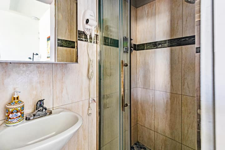 Beach House Apt 9 • 1BR + Sofa Bed • Full Kitchen - Airbnb