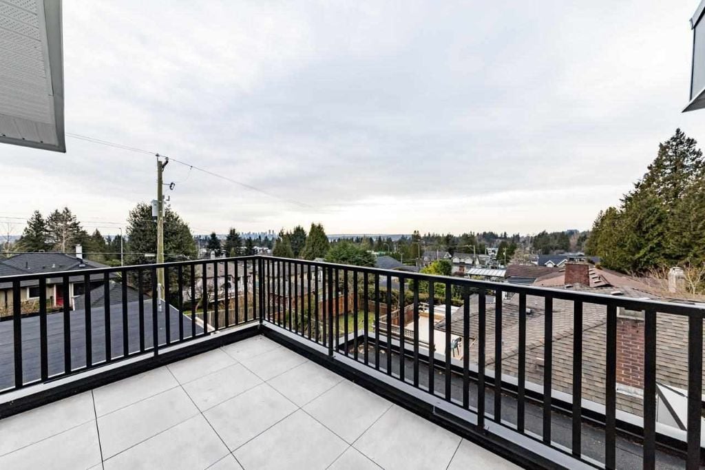 339 W 26th St