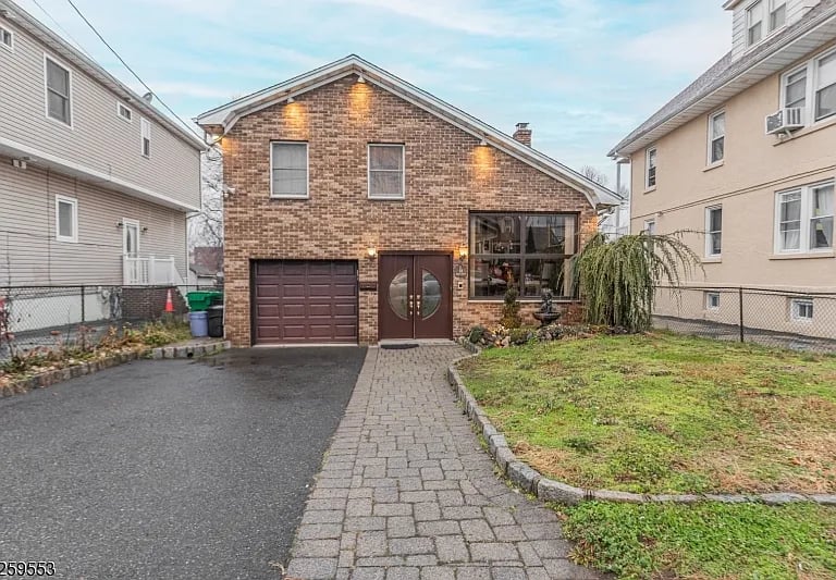 18 Essex St