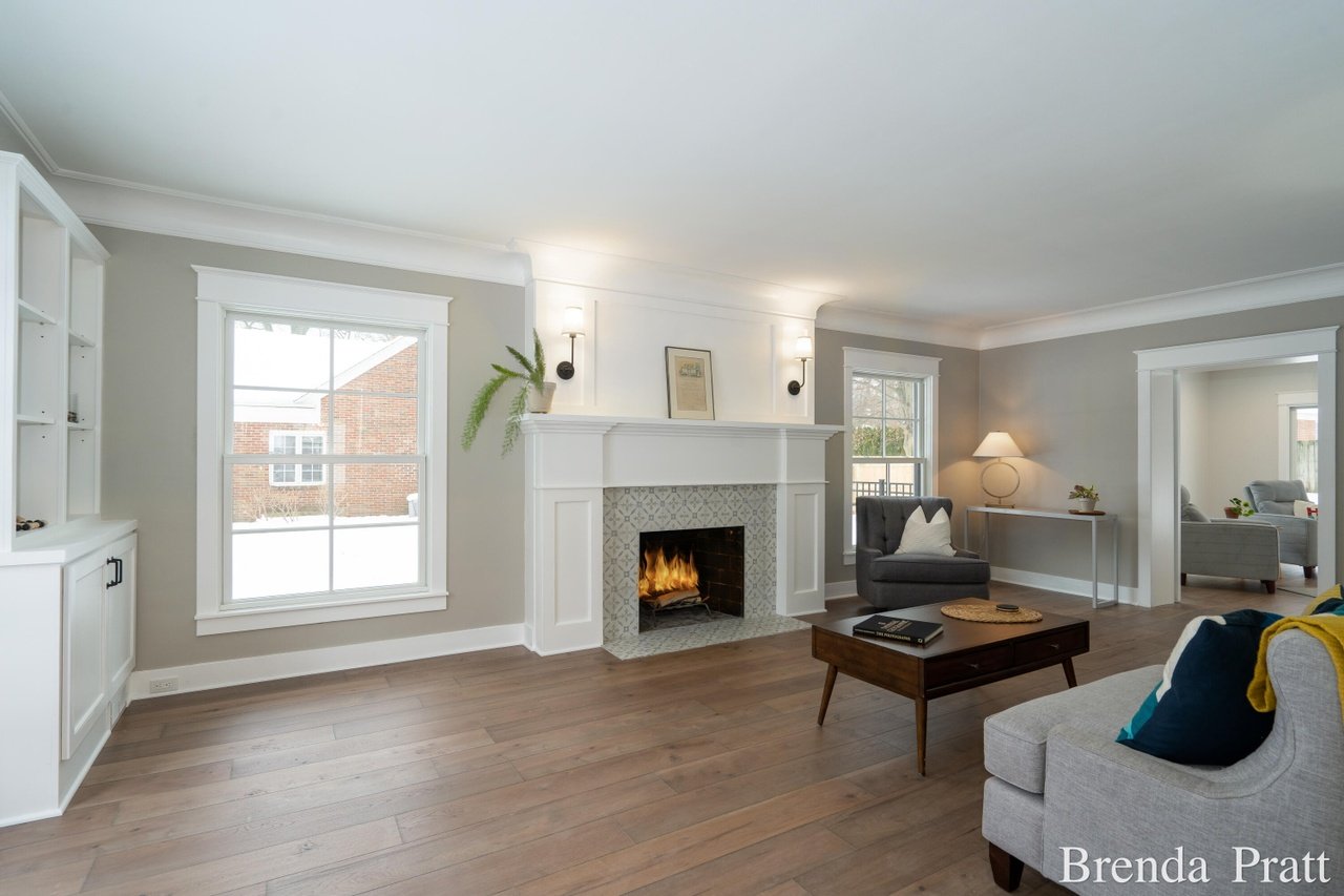  1045 Cambridge Dr SE