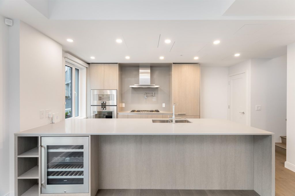 478 W 33rd Ave