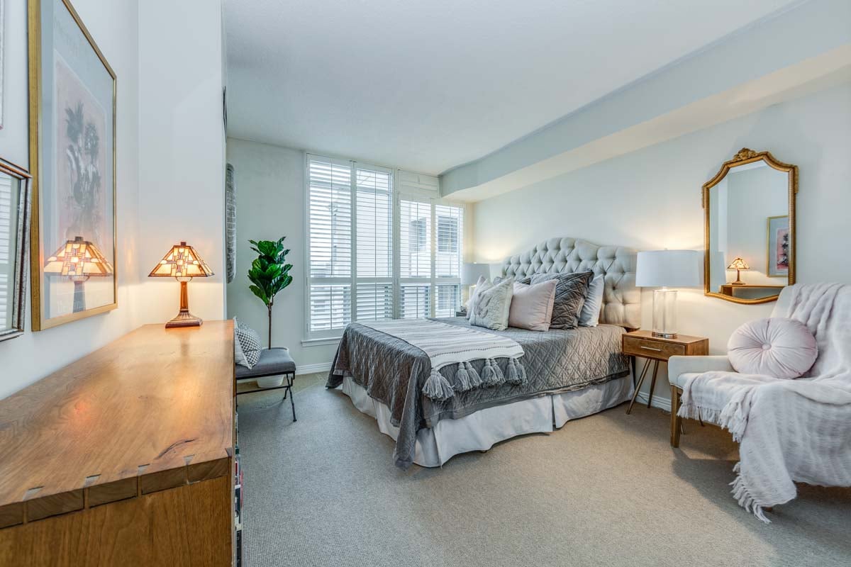 942 Yonge St, #1010