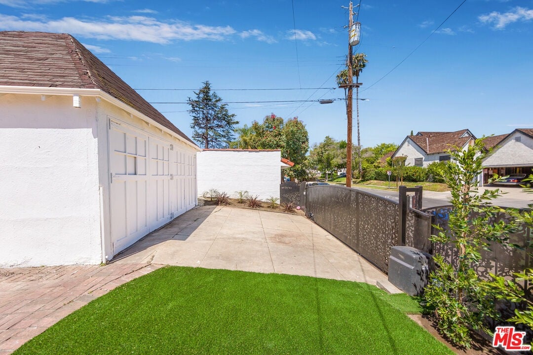 1105 S La Peer Dr