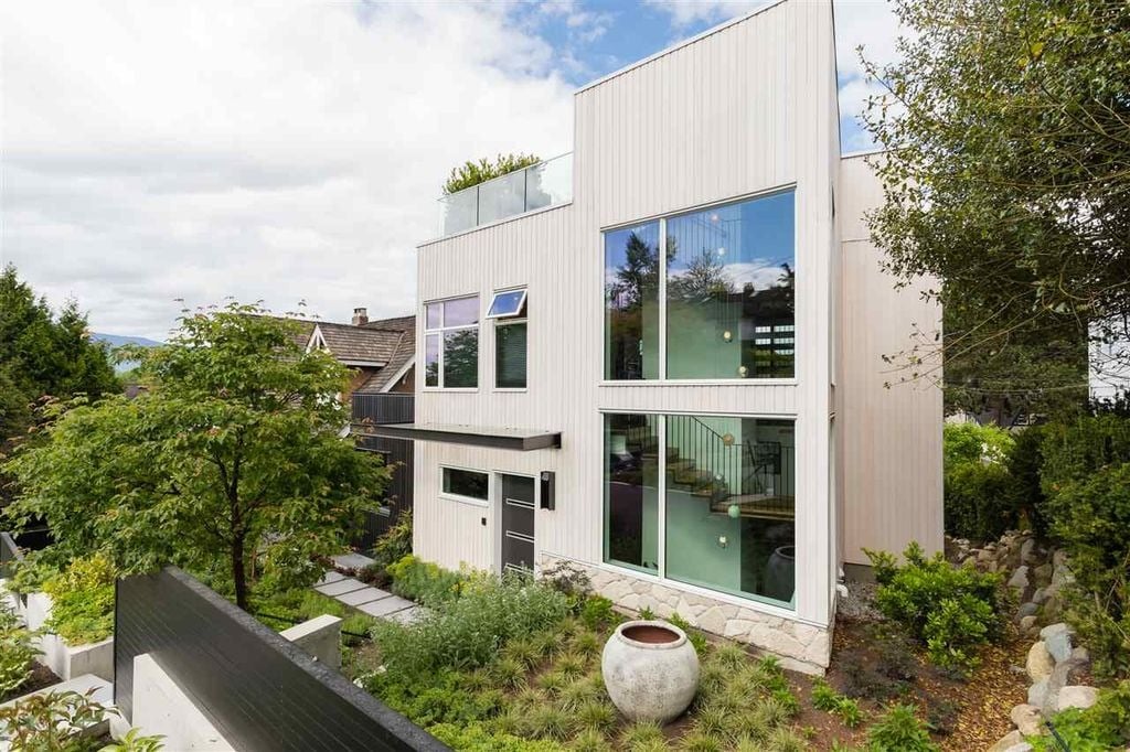 4385 Locarno Cres