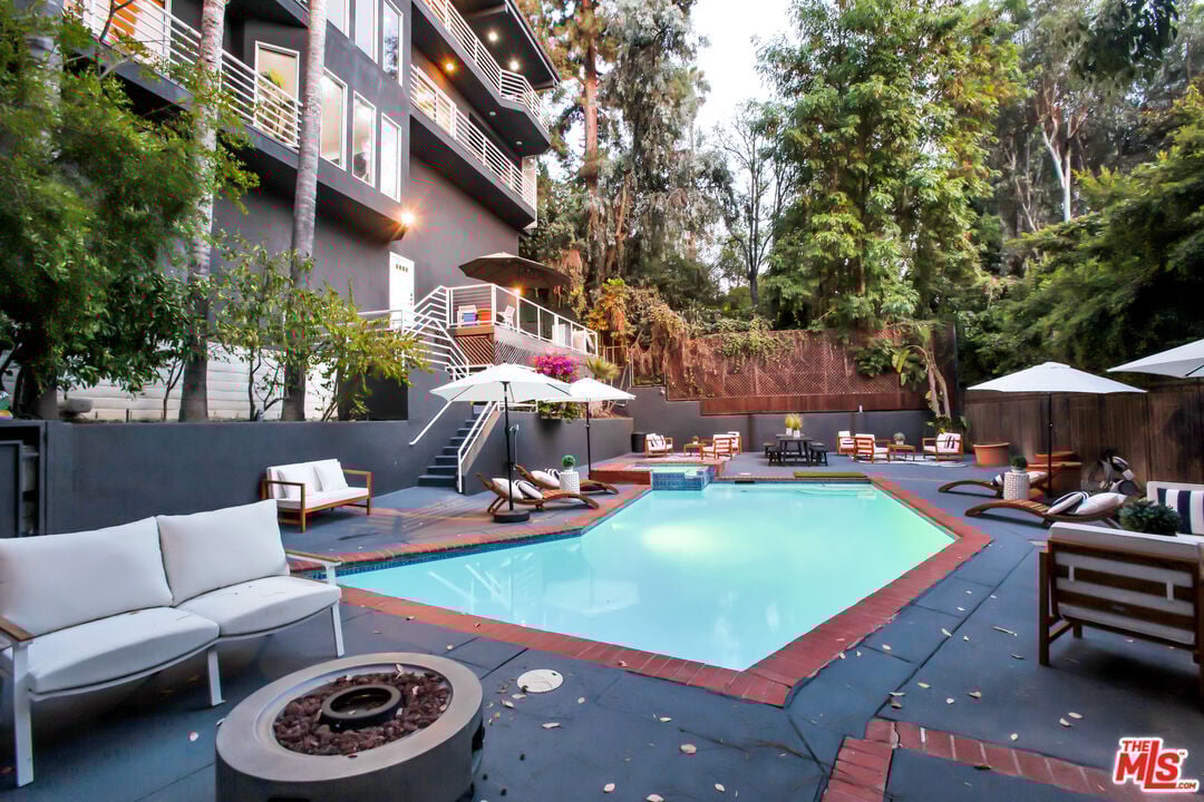 Solaris Manor, N Knoll Dr, 90068