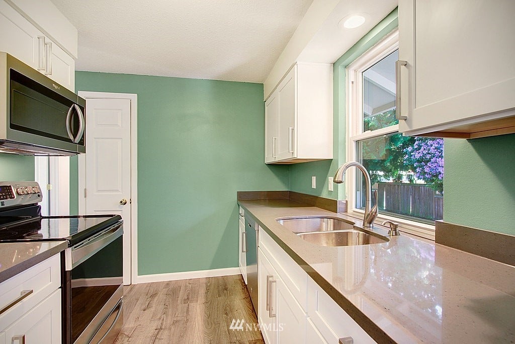 999 Tacoma Ave NE