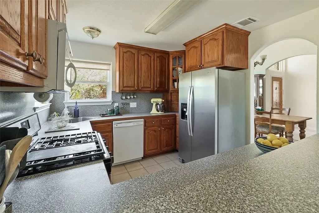 103 Lois Ln
