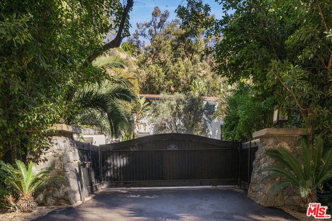 Velaris Estate, Laurel Canyon Blvd, 90046