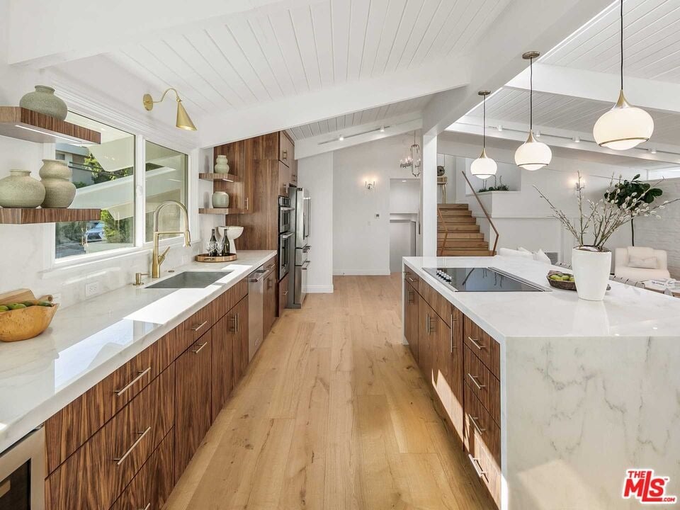 218 N Bundy Dr