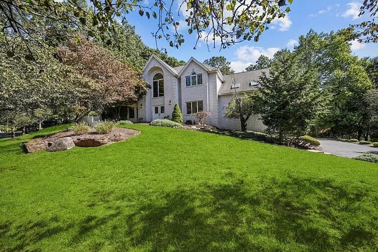 2 Alcott Ct