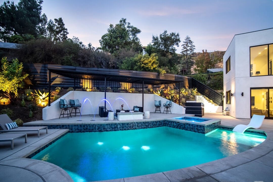 Canyon Lake Dr, 90068