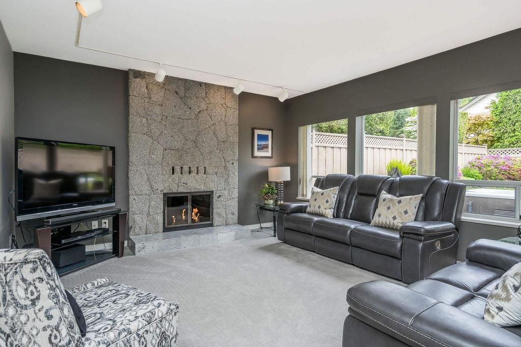 24 Ravine Dr