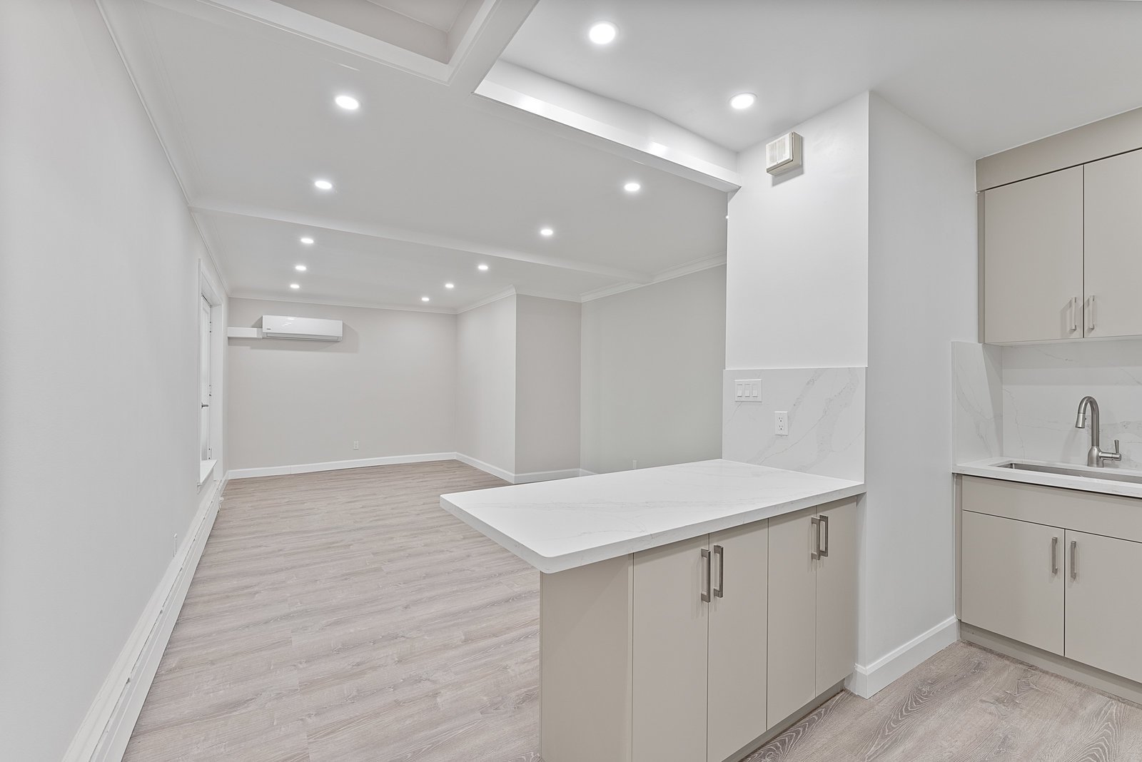 24 Shallmar Boulevard 311, Toronto C04 Unit: 311