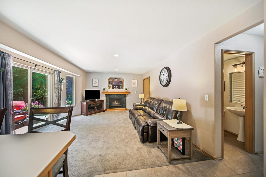 2147 Dunrobin Lane E